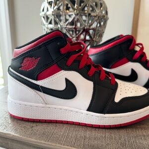 Boys Jordan Mids | size 5